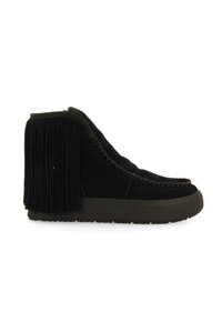 Botines de ante negro con detalle de flecos en la parte trasera, diseño cosido y suela de goma, con una textura suave y puntera redonda.
