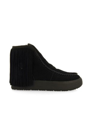 Bottines en suède noir avec des franges à l'arrière, un design cousu et une semelle en caoutchouc, présentant une texture lisse et un bout arrondi.