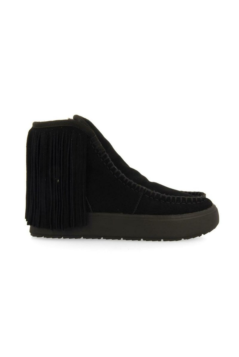 Botines de ante negro con detalle de flecos en la parte trasera, diseño cosido y suela de goma, con una textura suave y puntera redonda.