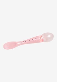 Cuchara de silicona suave en color rosa, con mango corto y punta redondeada transparente, marcada con "EASY LIVIN'" en texto negro, textura suave.