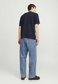 Jack & Jones PREMIUM JPRBLACHAD BRANDING CREW NECK TEE - Printtipaita - night sky