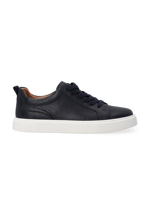 Granatowe skórzane sneakersy z perforowanymi akcentami, brązowym wnętrzem, białą gumową podeszwą i płaskimi granatowymi sznurówkami. Klasyczny niski design.