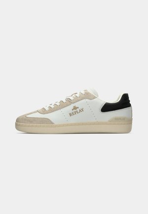 Niskie białe sneakersy z beżowymi zamszowymi akcentami, czarną pętelką na pięcie, białymi sznurówkami, beżową podeszwą i złotym logo "Replay" z boku.