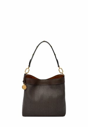 Sac à main tissé marron avec un motif en chevrons, des finitions en cuir et une fine bandoulière dotée de quincaillerie dorée.