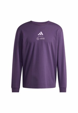 Violetti pitkähihaine T-paita, joka on valmistettu puuvillasta. Edessä valkoiset Adidas- ja Mercedes-logot. Pyöreä kaula-aukko ja ribatatut hihansuut.