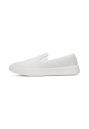 Baskets blanches slip-on avec tige en maille texturée et semelle extérieure épaisse en caoutchouc, vues de côté sur fond blanc.
