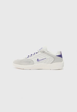 Baskets Nike basses blanches et grises avec logo swoosh violet et détails, tige texturée et semelle blanche sur fond uni.