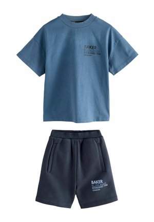 Cămașă T-shirt din bumbac albastru, cu mâneci scurte și imprimeu "BAKER", combinată cu pantaloni scurți bleumarin, care au buzunare laterale și detalii cu logo.