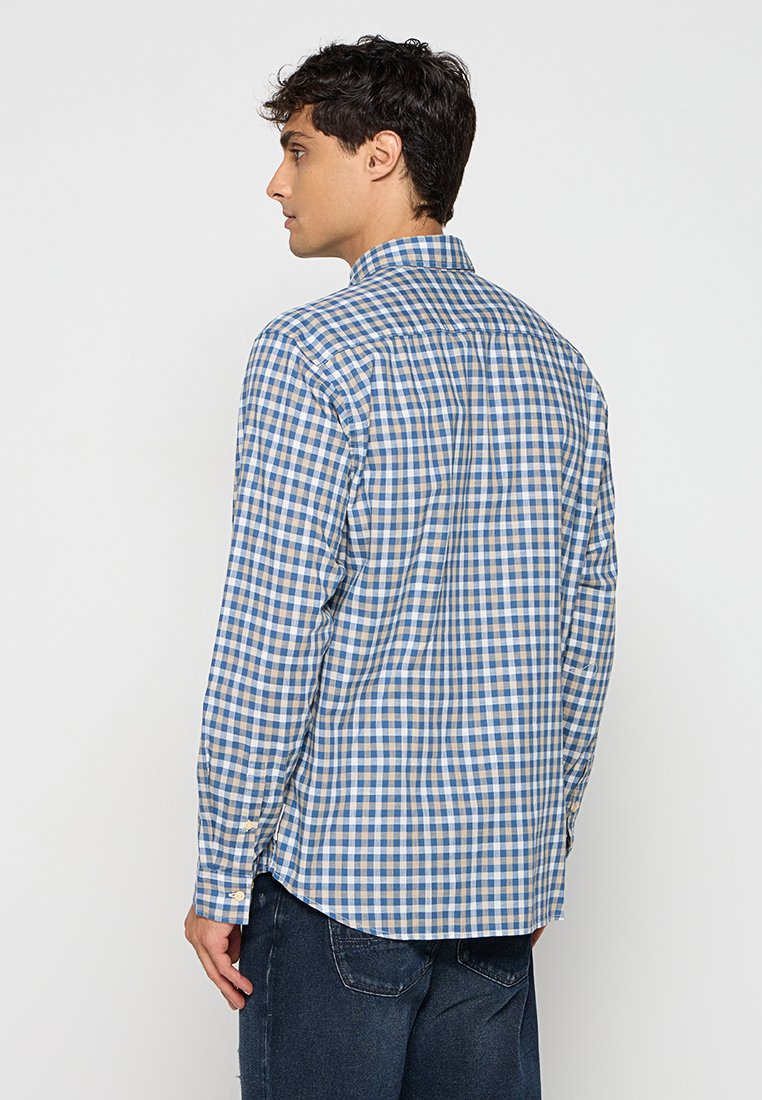 Blauw-wit geruite overhemd met een button-down kraag, lange mouwen en een afgeronde zoom. De stof lijkt zacht met een lichte textuur.