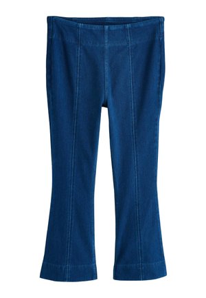 Sötétkék farmernadrág, elölvarrással és testre szabott derékkal, rövid fazonban.