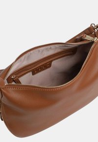 Borsa in pelle marrone con cerniera dorata, aperta per mostrare l'interno in tessuto beige e una tasca interna con cerniera.