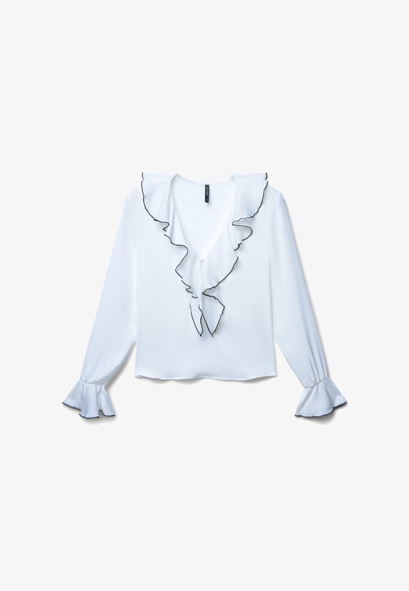 Blusa bianca con scollo arricciato e bordi neri, maniche lunghe con polsini a campana, texture liscia e apertura frontale a forma di V.