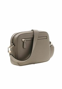 Sac bandoulière en cuir gris avec une texture lisse, forme rectangulaire, fermeture éclair supérieure et une poche zippée supplémentaire à l'arrière.