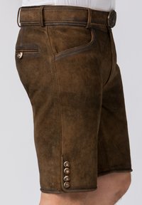 Bruine leren shorts met een gestructureerde afwerking, voorzien van een aangesloten taille, zijzakken en vijf decoratieve knopen aan de onderrand.