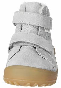 Zapato de cuero gris con una superficie texturizada, que cuenta con dos correas de Velcro, tejido de malla en la lengüeta y una suela de goma translúcida.
