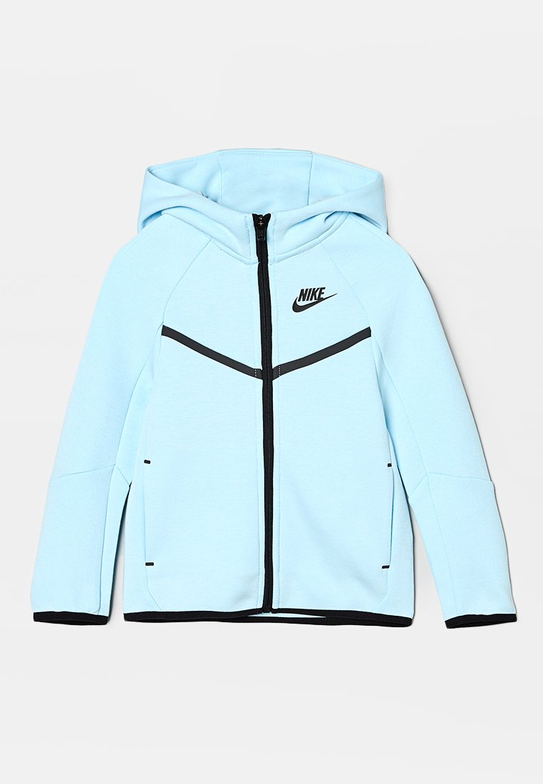 Haut à capuche zippé bleu clair ; présente des accents noirs, un logo Nike sur la poitrine et une bordure contrastante sur les bords.