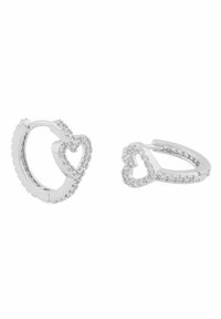 Silverfärgade hoops örhängen med hjärtformade detaljer, dekorerade med klara rhinestones, slät yta och en glansig finish.