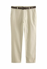 Los pantalones de algodón beige presentan un diseño de pierna recta con bolsillos laterales y un cinturón tejido marrón, asegurado con una hebilla plateada.