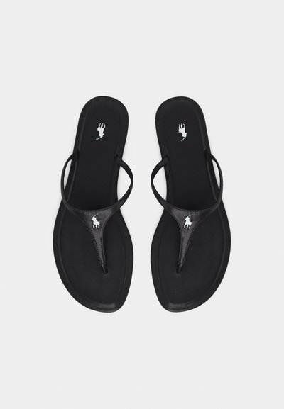 Černé kožené žabky s tenkými pásky a bílými logy hráče póla na stélkách a páskách, zobrazené shora na bílém pozadí.