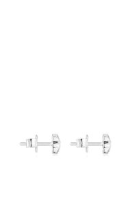 Pendientes de plata con un acabado pulido, que presentan un diseño redondo y acentos angulares. Ligeros y con un cierre posterior seguro.