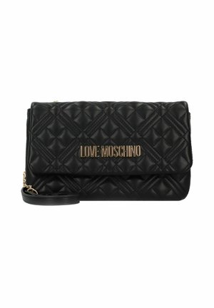 Clutch nera trapuntata, realizzata in pelle, presenta un design a pieghe, un logo "Love Moschino" in tonalità oro e un cinturino per il polso rimovibile.