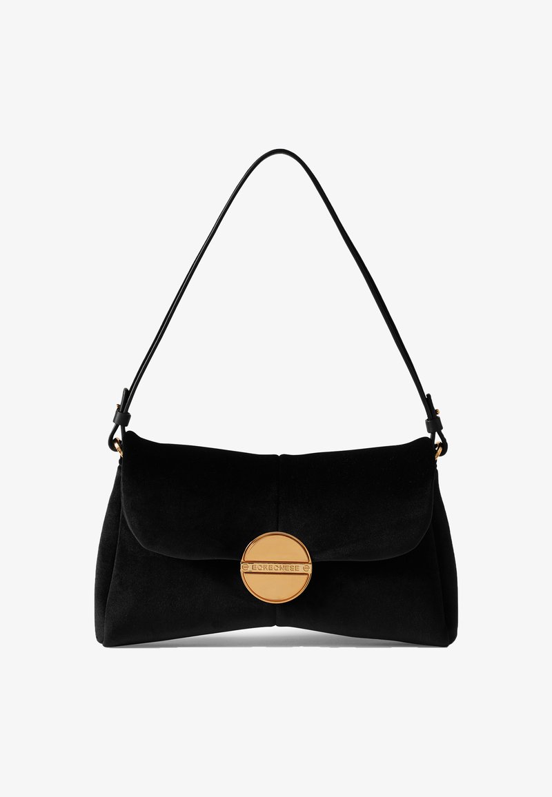 Schwarze Wildleder-Schultertasche mit einem runden goldenen Verschluss. Weiche Textur, Überwurf-Design und ein einzelner Lederriemen.