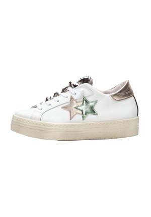 Sneaker bianche in pelle con applicazioni a forma di stella in metallo verde e oro, design con lacci, suola in gomma testurizzata e accenti metallici a contrasto.