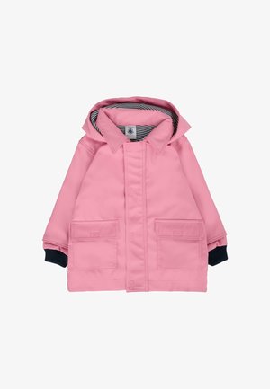 Giacca impermeabile rosa con cappuccio, dotata di due tasche frontali, polsini a coste blu e una fodera interna a righe.