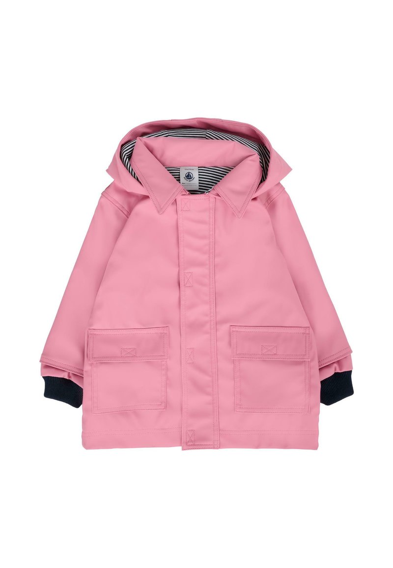 Giacca impermeabile rosa con cappuccio, dotata di due tasche frontali, polsini a coste blu e una fodera interna a righe.