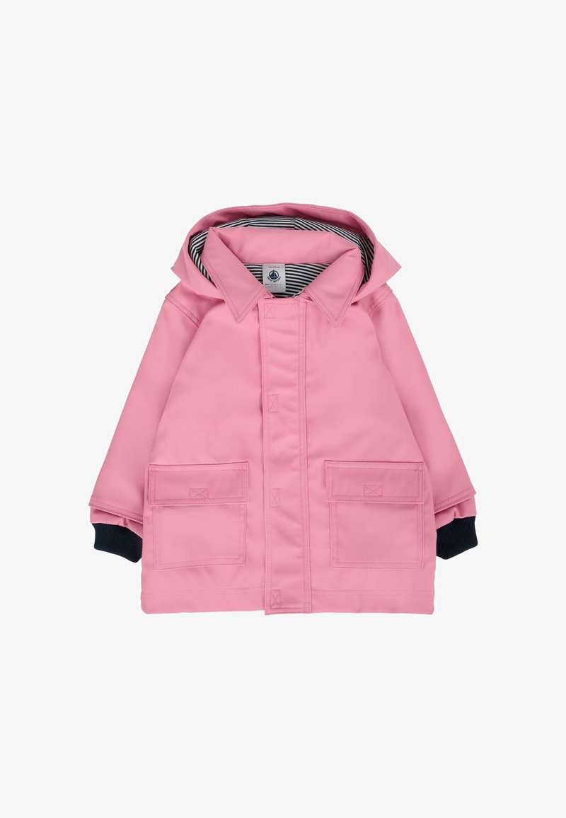 Różowa wodoodporna kurtka z kapturem, z dwoma przednimi kieszeniami, granatowymi ściągaczami oraz w paski podszewką.