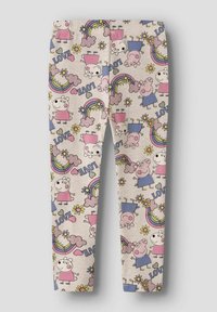 Leginsy dziecięce w jasnobeżowym kolorze z wesołym wzorem kreskówkowych zwierząt, tęcz, kwiatów i chmur w odcieniach różu, niebieskiego i zieleni.