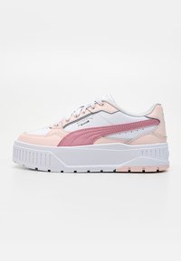 Weißer und rosa Puma Plateau-Sneaker mit Schnürung vorne, strukturierter Gummisohle, seitlichem Logo und Wildlederelementen.