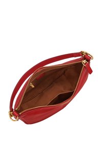Bolso de mano de cuero rojo con una textura suave, cierre con cremallera y herrajes en tono dorado. El interior está forrado en tela marrón con bolsillos interiores.