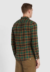 Groen en bruin geruit shirt met lange mouwen, knoopmanchetten en een rugplooidetail. Gemaakt van lichtgewicht stof met een soepele textuur.
