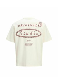 Grietos spalvos medvilnės marškinėliai trumpomis rankovėmis. Yra raudonas tekstas: "ORIGINALS," "Studio," ir "Brought to you by JACK&JONES." Klasikinis fasonas.