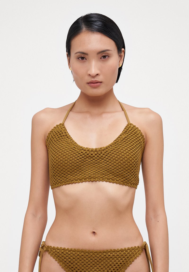 Bruin gehaakt bikini top met een scoop halslijn, een textuurpatroon en dunne verstelbare bandjes. Gecombineerd met een bijpassende bikinibroek.