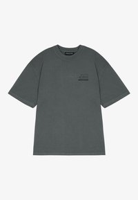 Grå bomulds t-shirt med korte ærmer, ribbet rund halsudskæring og et lille sort logoakkcent på venstre bryst. Blød, mat tekstur.
