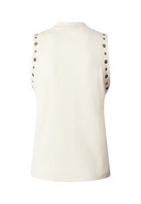 Ujj nélküli fehér felső magas nyakkal, fém fémlyukakkal, amelyek függőlegesen futnak mindkét karlyuk mentén.