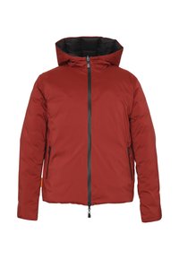 Giacca invernale isolata rossa con fodera interna nera, cerniera frontale, cappuccio e tasche laterali con zip, mostrata su uno sfondo bianco.