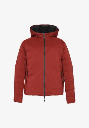 Giacca invernale isolata rossa con fodera interna nera, cerniera frontale, cappuccio e tasche laterali con zip, mostrata su uno sfondo bianco.