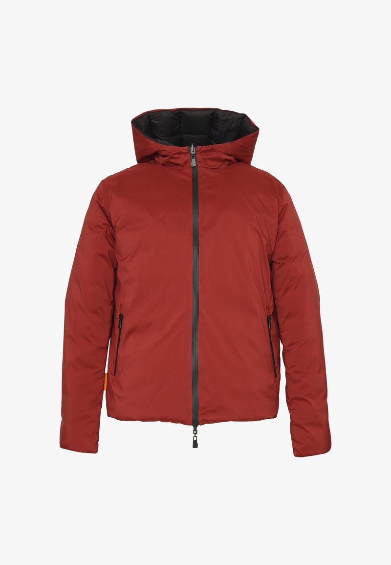 Giacca invernale isolata rossa con fodera interna nera, cerniera frontale, cappuccio e tasche laterali con zip, mostrata su uno sfondo bianco.