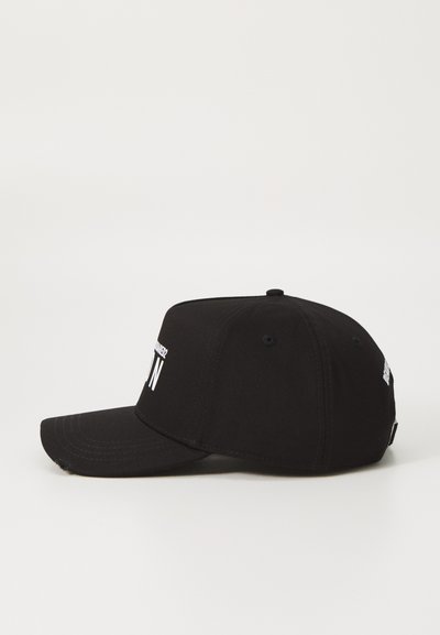 Casquette de baseball en coton noir avec une visière incurvée, présentant un texte blanc contrastant sur le panneau avant et des œillets de ventilation sur les côtés.