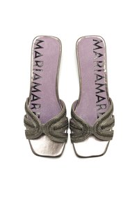 Sandalias abiertas de dedo en metalizado plateado con plantilla morada, que presentan detalles trenzados en las correas y un diseño de punta cuadrada.