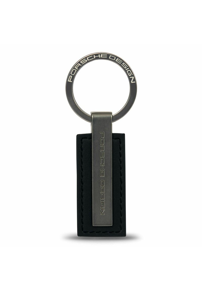 Porte-clés Porsche Design avec un anneau en métal et une sangle rectangulaire en cuir noir embossée au nom de la marque. Un design épuré et moderne.