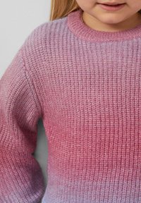 Strickpullover mit einem Farbverlauf von hellrosa zu tiefrosa, Rundhalsausschnitt und strukturierter Stoff mit einem gerippten Muster.