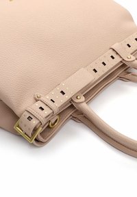 Beige læderhåndtaske med en tekstureret overflade, guldfarvede detaljer, nitte-accenter og to håndtag til at bære den i. Rektangulær form.