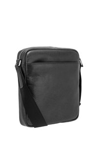 Črna usnjena torbica čez ramo s kvadratno obliko, gladko teksturo, zadrgo in nastavljivim trakom. Ima sprednji žep.