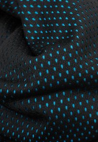 Czarna tkanina o strukturalnej powierzchni, z małymi niebieskimi kropkami ułożonymi w wzór, odpowiednia dla odzieży sportowej lub aktywnej.