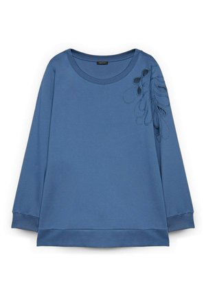 Blauer Pullover mit langen Ärmeln, rundem Ausschnitt und dekorativer Blumenstickerei auf der oberen linken Schulter und dem Ärmel.