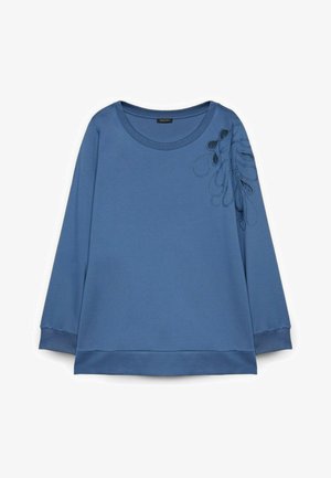 Blå langærmet sweater med rund halsudskæring og dekorativ blomsterbrodering på øverste venstre skulder og ærme.
